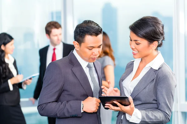 Asiático Empresarios teniendo reunión en oficina — Foto de Stock