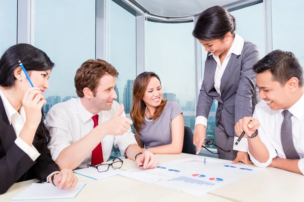 Aziatische Business team bespreken grafieken — Stockfoto