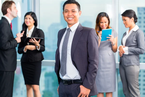 Empresários asiáticos que têm reunião no escritório — Fotografia de Stock