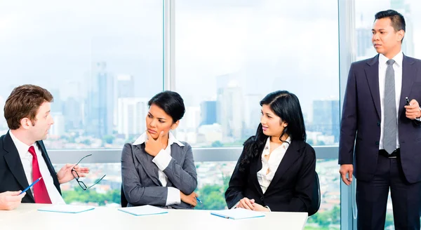 Asiatische Geschäftsleute in Büro-Teamsitzung — Stockfoto