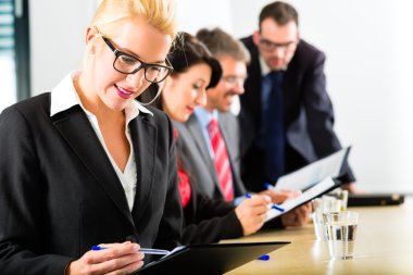 İş - iş adamları takım toplantısı var.