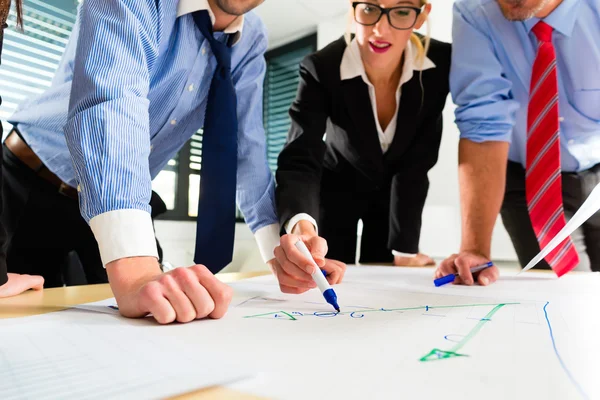 Negocio - Personas en la oficina trabajando en equipo — Foto de Stock