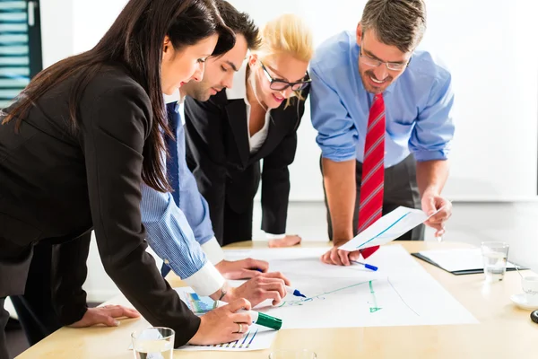 Wirtschaft - Mitarbeiter im Büro arbeiten im Team — Stockfoto