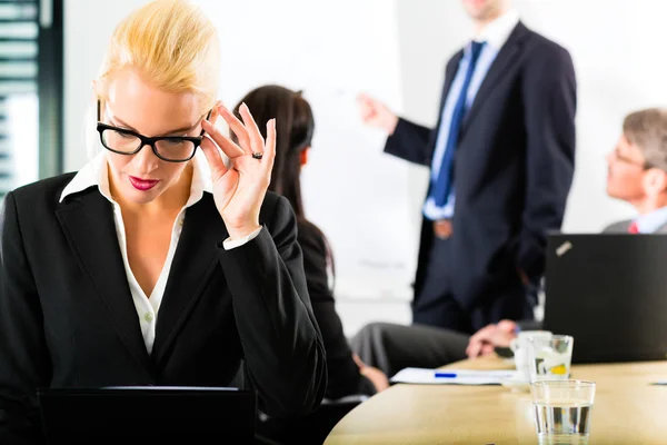 Negocios - los empresarios tienen reunión de equipo — Foto de Stock