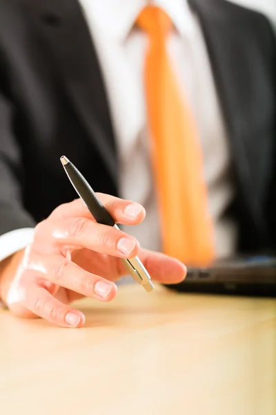 Zakenman met laptop in zijn kantoor — Stockfoto