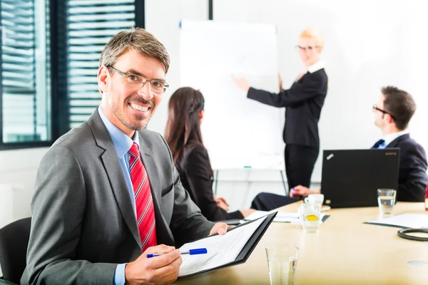 Negócios - empresários têm reunião de equipe — Fotografia de Stock