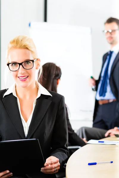 Wirtschaft - Geschäftsleute haben Teamtreffen — Stockfoto