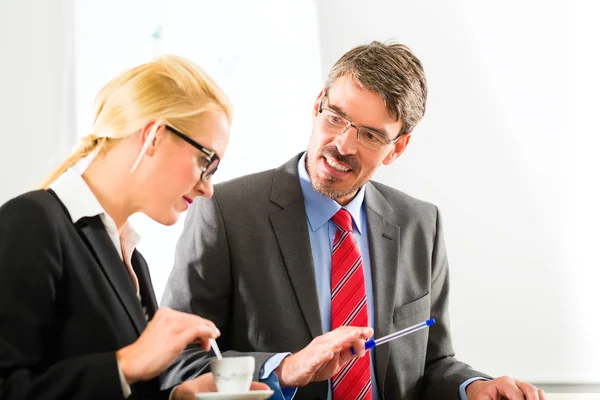 Geschäftsleute im Büro trinken Kaffee — Stockfoto