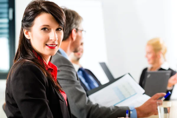 Bedrijfsleven - ondernemers hebben teamvergadering — Stockfoto