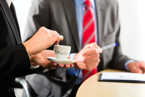 Businesspeople in business office drink coffee — Stock Photo, Image
