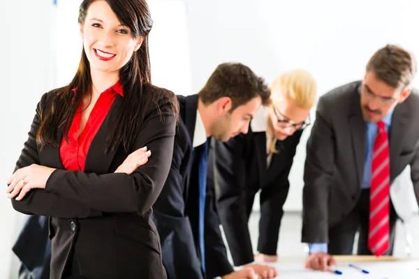 Negocio - Personas en la oficina trabajando en equipo — Foto de Stock