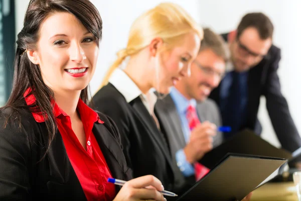 Negocios - los empresarios tienen reunión de equipo — Foto de Stock