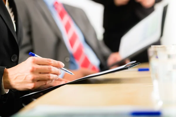 Bedrijfsleven - ondernemers, vergadering en presentatie in office — Stockfoto