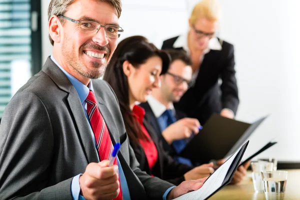 Negocios - los empresarios tienen reunión de equipo — Foto de Stock