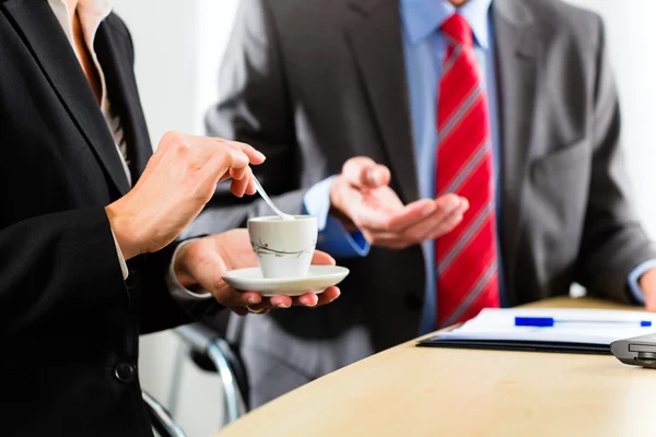 Businesspeople in business office drink coffee — Stock Photo, Image