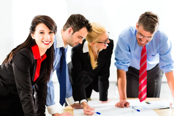 Negocio - Personas en la oficina trabajando en equipo — Foto de Stock