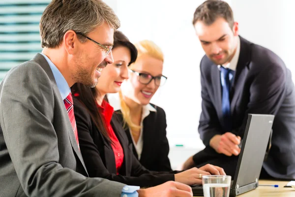 Businesspeople looking at laptop screen — Stock Photo, Image