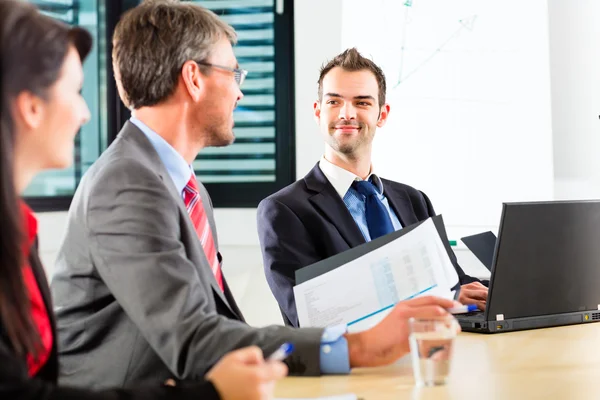 Bedrijfsleven - ondernemers hebben teamvergadering — Stockfoto