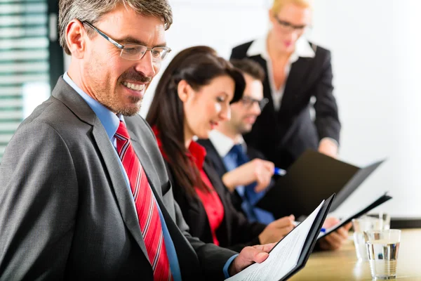 Bedrijfsleven - ondernemers hebben teamvergadering — Stockfoto