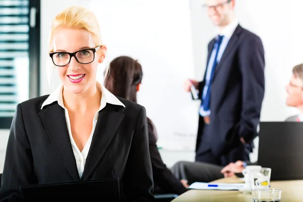 Bedrijfsleven - ondernemers hebben teamvergadering — Stockfoto