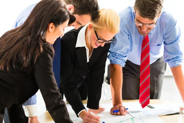 Negocio - Personas en la oficina trabajando en equipo — Foto de Stock