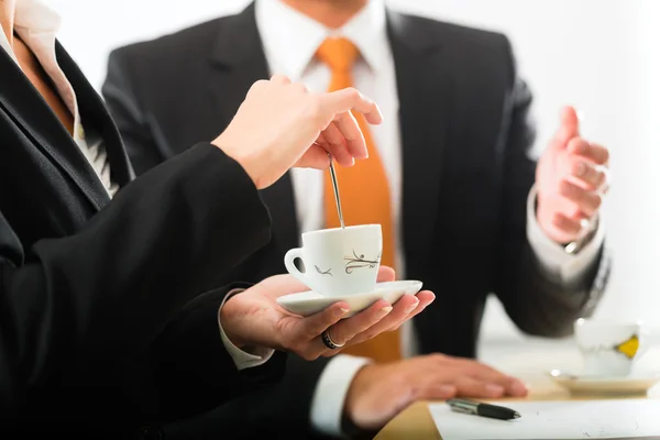 Businesspersons in business office drinking coffee — Stock Photo, Image