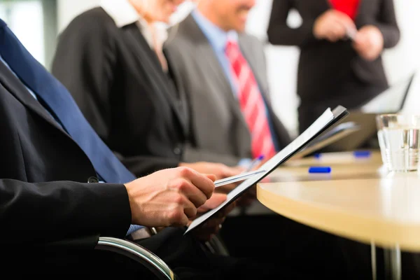 Business - businesspeople, meeting and presentation in office — Stock Photo, Image