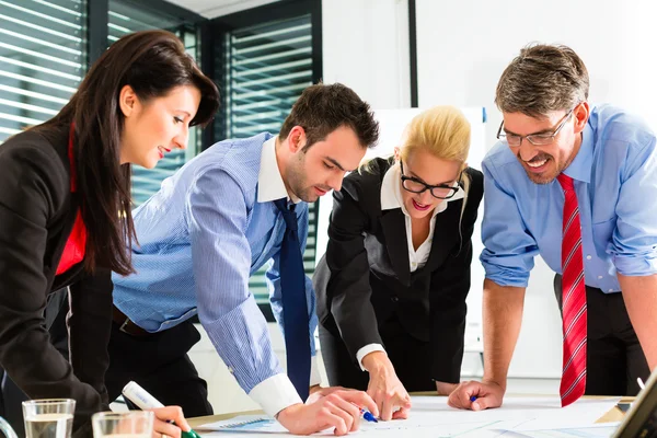 Negocio - Personas en la oficina trabajando en equipo — Foto de Stock