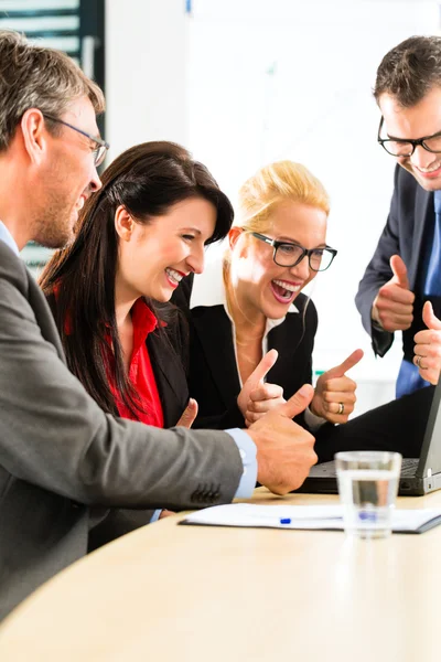 Mensen uit het bedrijfsleven kijken laptop met succes — Stockfoto