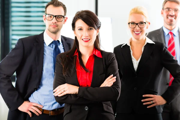 Bedrijfsleven - groep ondernemers in office — Stockfoto