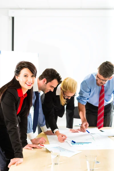 Negocio - Personas en la oficina trabajando en equipo — Foto de Stock