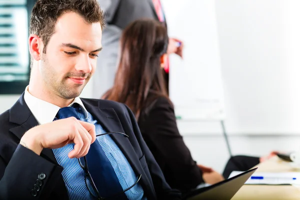 Wirtschaft - Geschäftsleute haben Teamtreffen — Stockfoto