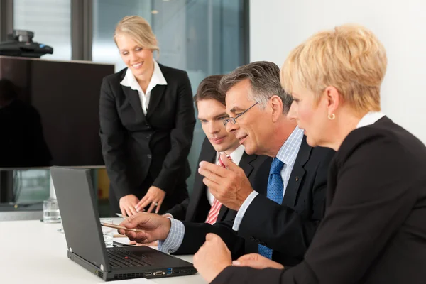 Negocio - reunión de equipo en una oficina — Foto de Stock