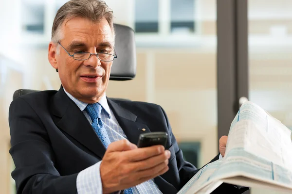 Jefe en su oficina revisando correos electrónicos — Foto de Stock