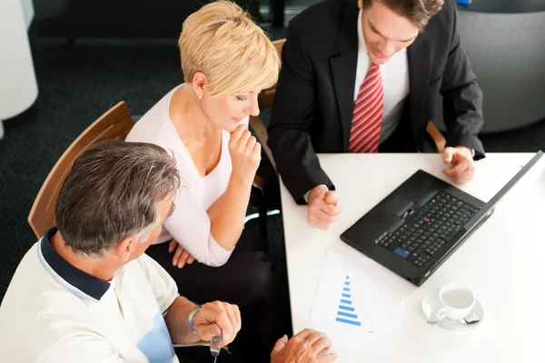 Coppia matura con consulente finanziario — Foto Stock