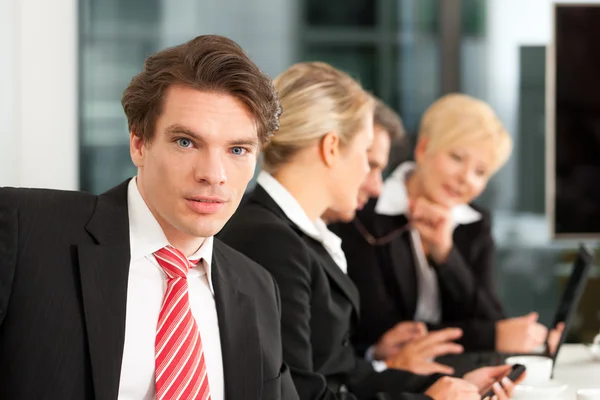 Business - Team im Büro checkt E-Mails — Stockfoto