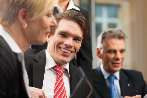 Bedrijfsleven - team vergadering in een kantoor — Stockfoto