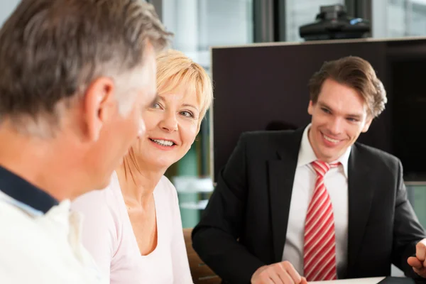 Coppia matura con consulente finanziario — Foto Stock