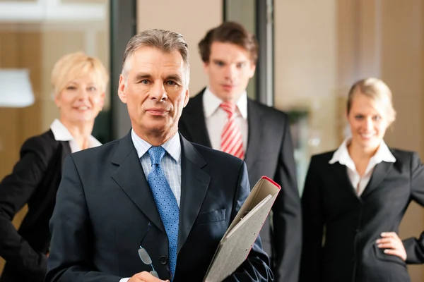 Business Team met leider in office — Stockfoto