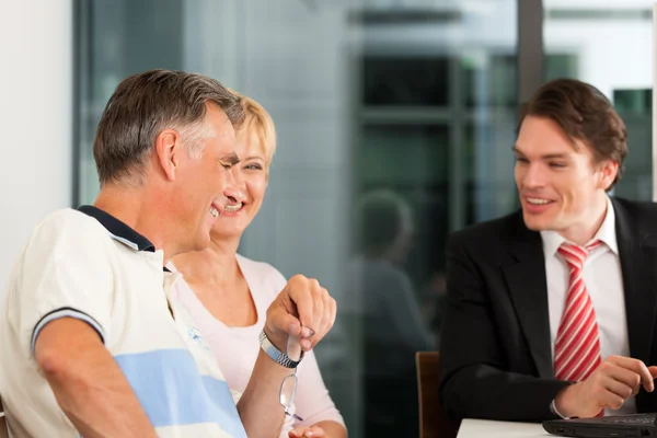 Ouder paar met financieel consultant — Stockfoto