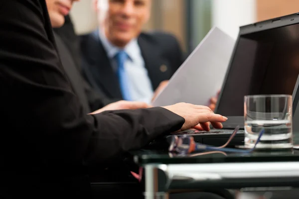 Réunion d "équipe dans un bureau — Photo