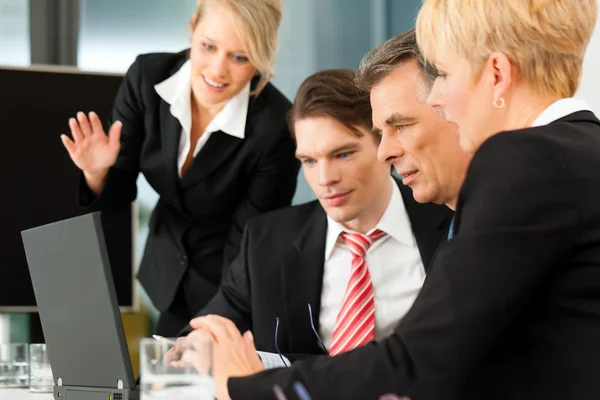 Business - Teambesprechung im Büro — Stockfoto