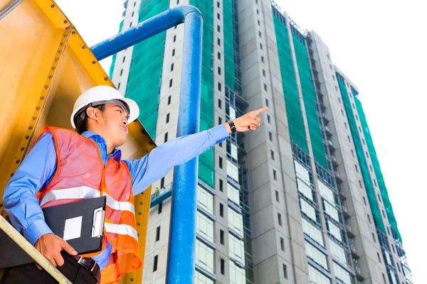 Asiatiska arbetstagare eller handledare på byggnadsplatsen — Stockfoto