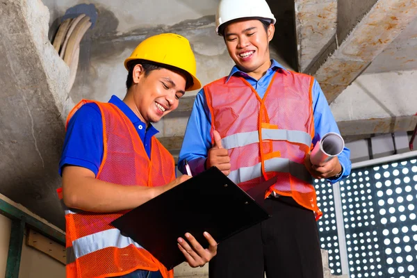 Supervisor asiático e trabalhador no local de construção — Fotografia de Stock