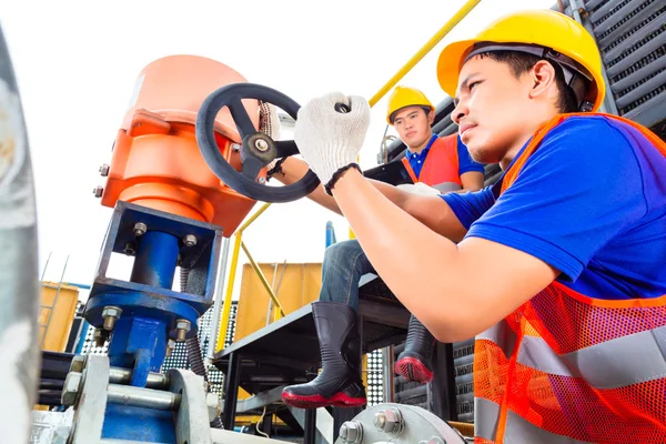 Techniker arbeiten an Ventilen in Fabrik oder Betrieb — Stockfoto