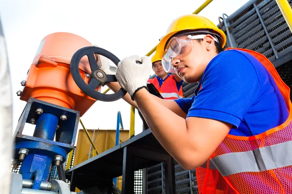 Tekniker som arbetar på ventilen i verktyget eller fabrik — Stockfoto