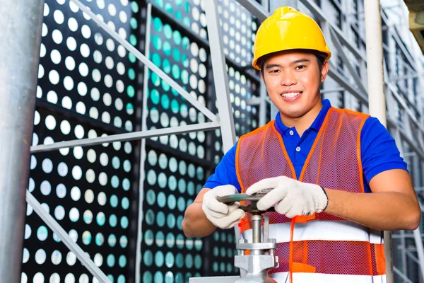 Técnico chino trabajando en la válvula — Foto de Stock