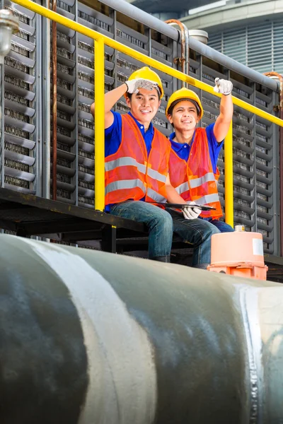 Técnicos o trabajadores asiáticos en obra — Foto de Stock