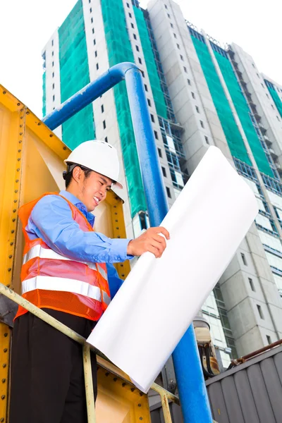 Asian worker or supervisor on building site — Stock Photo, Image
