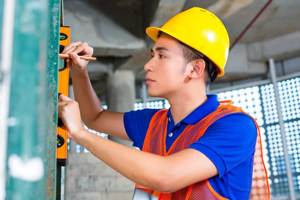 Builder or worker controlling building — Stock Photo, Image